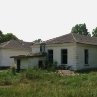 Здание бывшей школы (вид с обратной стороны), июль 2010г.