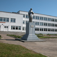 Острино Школа. Памятник писательнице Алоизе Пашкевич