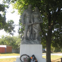 Пам'ятник партизанам в центрі села Мочалище
