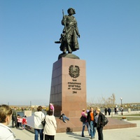 Памятник первопроходцам на нижней набережной Ангары