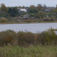 вид деревни с противоположного берега озера