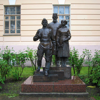 Памятник солдату около Медицинской Академии