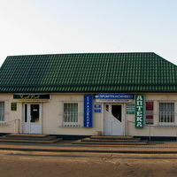 Магазин "Чара", аптека, оптика (бывший продуктовый магазин "Ивушка")
