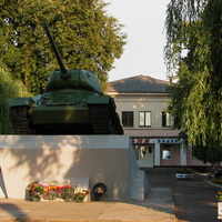 Памятник-танк "Т-34" в честь освобождения города от немецких захватчиков (установлен в 1975г.)
