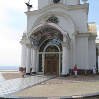 Храм Святителя Николая Мирликийского. Вход в храм.