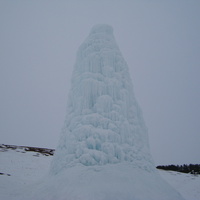 Замерзший фонтан на холме