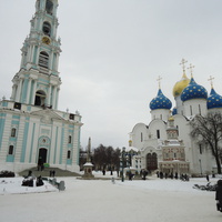 Троице-Сергиева Лавра(слева колокольня, справа Успенский Собор)