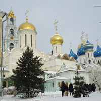 на переднем плане Троицкий Собор, где находятся мощи Преподобного Сергия Радонежского