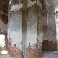 Внутри старой разрушенной церкви