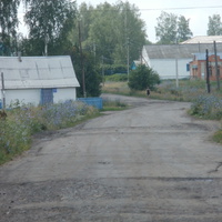 На первом плане- магазин, вдали-банк и клуб.