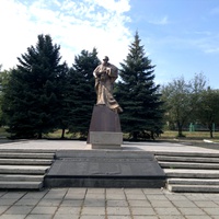 Ясиноватая. Памятник-братская могила воинам погибшим в городе во время ВОВ.