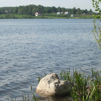 Вид на Рюмниково через озеро.