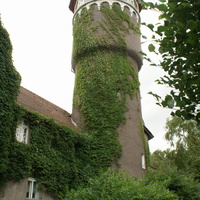 Главный архитектурный символ города - башня водолечебницы.