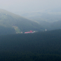 Вид с вершины на турбазу Заросляк