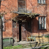 Подъезд старого двухэтажного деревянного дома