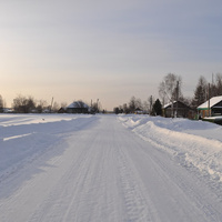 Снежная дорога через лесное