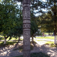 Деревянная скульптура в парке.