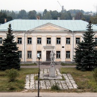 Вид на здание суда(бывший райком КПСС) и памятник Ленину