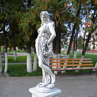 Скульптура у фонтана в городе Суджа
