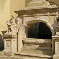 Скульптурная композиция возле Латинского собора