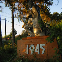 памятник в д.Иваньково возле разрушеного Клуба Культуры