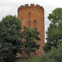 Городок славен башней XIII века.