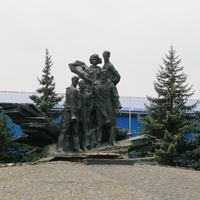 памятник молодогвардейцам в ровеньках.