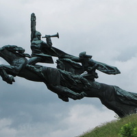 Памятник бойцам Первой конной армии Буденного (открыт 21 декабря 1975 года)
