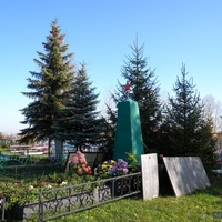 Братская могила 451 советского воина в селе Плота