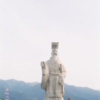 Сиань. Монумент Китайскому императору.
