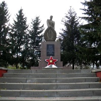 Братская могила советских воинов, погибших в годы Великой Отечественной войны в поселке Ивня.