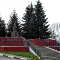 Братская могила советских воинов, погибших в годы Великой Отечественной войны в поселке Ивня.