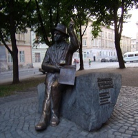 памятник художнику-примитивисту Никифору Дровняку  во Львове в 2006 году.