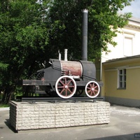 Внутри двора дома Черепановых, макет первого паровоза в России