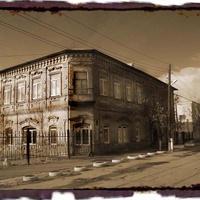 Доходный дом Смирновых . Построен в 1890-х годах.Второй этаж, по традиции, занимали жилые комнаты, а на нижнем этаже размещался торговый дом "Смирнов и сыновья