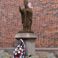 Памятник Иоанну Павлу II возле костела Святого Варфоломея