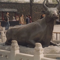 Пекин. Летний дворец. Статуя большой бронзовой коровы находится на восточном берегу озера Куньминху за невысокой оградкой.