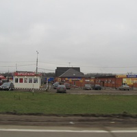 Магазины и рынок у шоссе