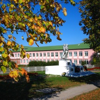 Памятник большевикам и Школа N1 на заднем плане