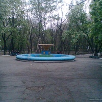 Старый фонтан в парке