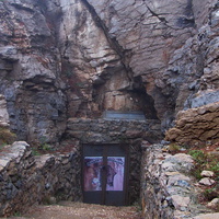 Вход в Ялтинскую пещеру