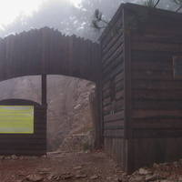 Ворота перед входом в пещеру