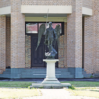 Статуя Архангела Михаила - покровителя города
