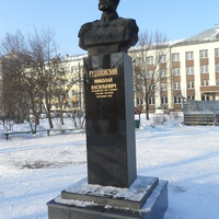 Памятник исследователю юга Сахалина Николаю Рудановскому.