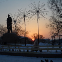 Памятник В.И. Ленину на закате.
