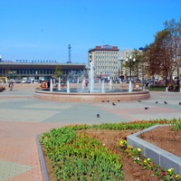 Сквер на пл.Ленина,за ним вокзальная площадь