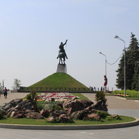 Аллея к памятнику Салавату Юлаеву