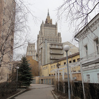 Плотников переулок, двор 13 дома. Вид на МИД России