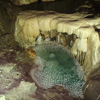 В пещерах. Подземное озеро.