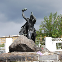 Памятник Анатолию Бредову